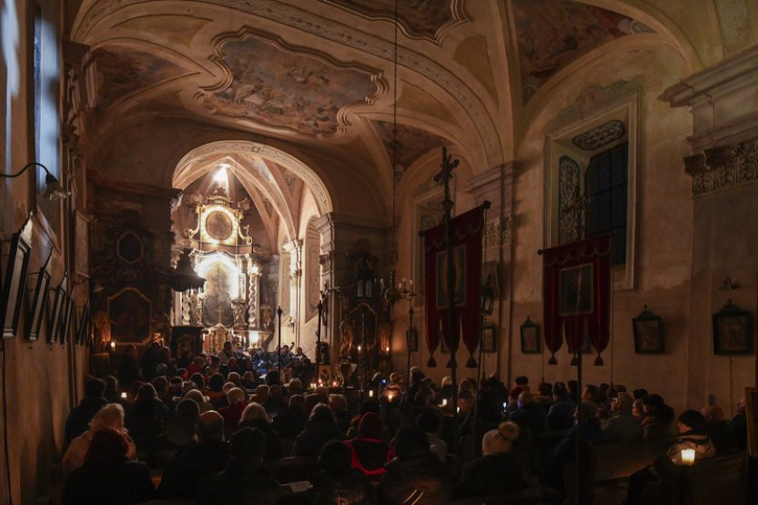 Ve vsi na Domažlicku se rozsvítil barokní oltář s žárovkami ze začátku 20.století