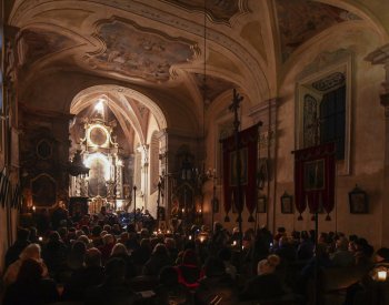 Ve vsi na Domažlicku se rozsvítil barokní oltář s žárovkami ze začátku 20.století