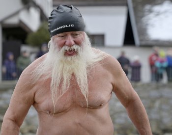 V centru Třebíče si v řece zaplavaly desítky lidí, voda měla dva až tři stupně