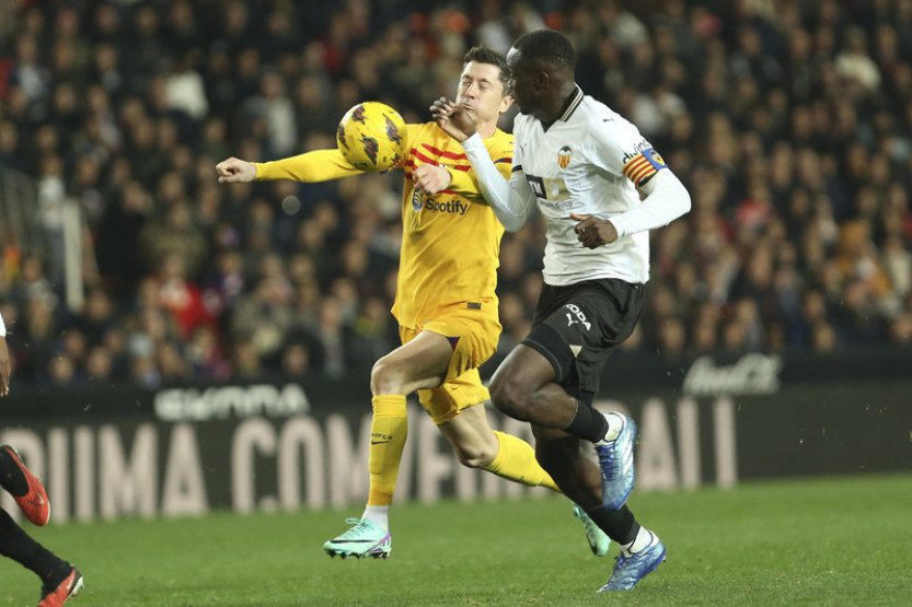 Barcelona ztratila vedení ve Valencii, ale po zaváhání Atlétika je třetí