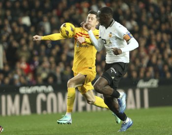 Barcelona ztratila vedení ve Valencii, ale po zaváhání Atlétika je třetí