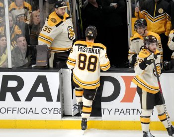 Vejmelka 28 zásahy vynuloval Buffalo, Pastrňák poprvé nedohrál kvůli faulu