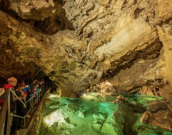 O Bozkovské dolomitové jeskyně je největší zájem za deště a chladného počasí