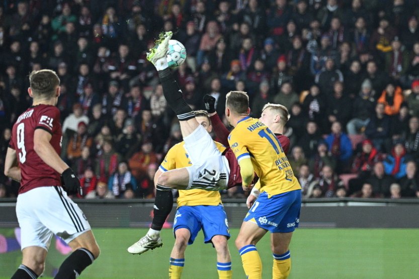 Sparta navzdory dlouhému oslabení porazila Teplice po obratu 2:1