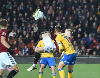 Sparta navzdory dlouhému oslabení porazila Teplice po obratu 2:1