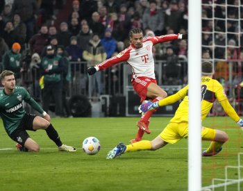 Střídající Schick s Hložkem pomohli Leverkusenu k domácí výhře nad Frankfurtem