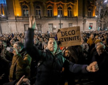 V Srbsku vypukly protesty, podle neúplných výsledků vyhrála Vučičova strana