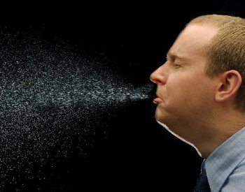 Kýchnutí se nesnažte potlačit, uvádí lékaři po případu protržené průdušnice