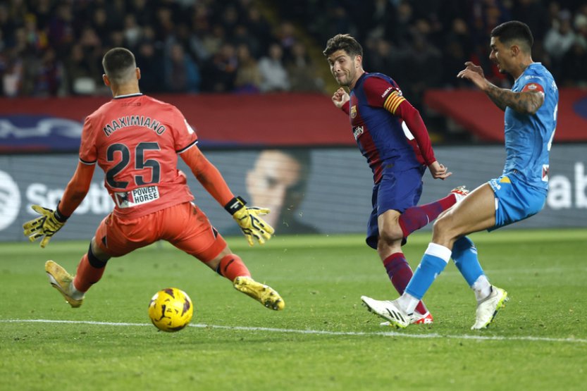 Barcelona porazila poslední Almeríi 3:2 a posunula se na třetí místo