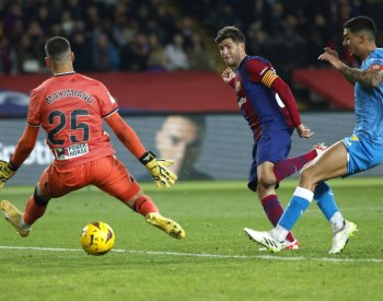 Barcelona porazila poslední Almeríi 3:2 a posunula se na třetí místo