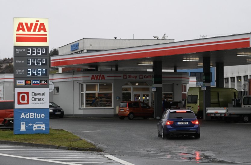 Benzin je nejlevnější za poslední dva roky, cena klesla pod 36 Kč/l