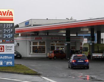 Benzin je nejlevnější za poslední dva roky, cena klesla pod 36 Kč/l