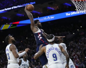 Embiid 51 body řídil výhru nad Minnesotou, kterou v čele NBA vystřídal Boston