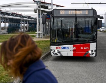 Cestující v Praze se mohou svézt novým velkokapacitním trolejbusem