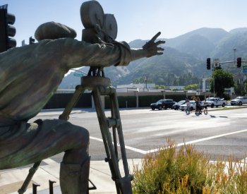 Firmy Warner Bros Discovery a Paramount podle zdrojů jednají o spojení