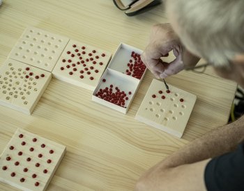 V Galerii Granát v Turnově si mohou přes léto děti vyzkoušet, jak se tvoří šperk