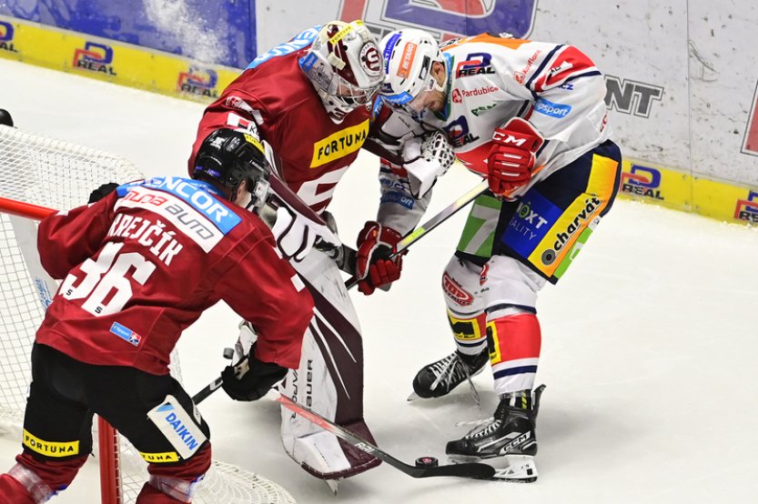 Hokejovou extraligu čeká šlágr nejlepších, Pardubice se představí na Spartě