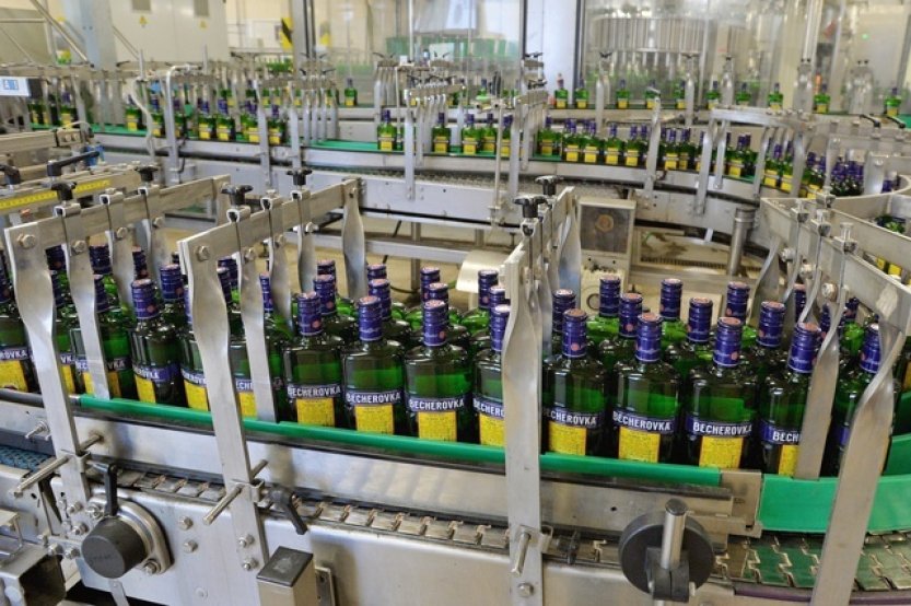 Polská nápojářská firma Maspex kupuje karlovarskou Becherovku