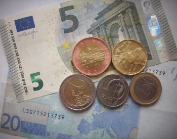 Koruna po snížení základní úrokové sazby oslabila