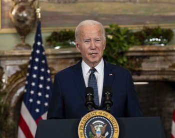 Mé srdce je s těmi, kteří zemřeli při střelbě v Praze, napsal Biden