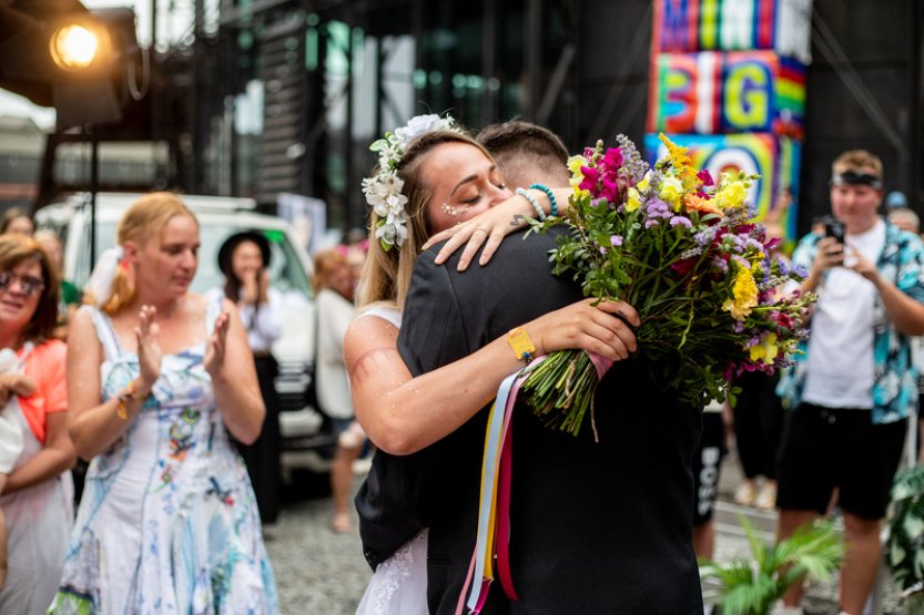 Šest párů uzavře sňatek na festivalu Colours of Ostrava, oddává je herec Polák