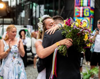 Šest párů uzavře sňatek na festivalu Colours of Ostrava, oddává je herec Polák
