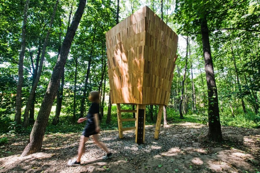 Studenti architektury u Lelekovic vybudovali Ženu, Muže a Hnízdo ze dřeva