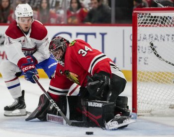 Mrázek pustil v NHL čtyři góly při prohře Chicaga, Pastrňák nebodoval