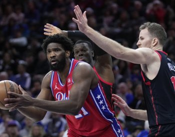 Embiid i přes zranění znovu táhl Philadelphii v NBA k výhře