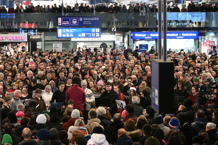 Hlavním nádražím v Praze opět zněla Rybova mše, uctila oběti střelby