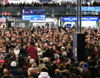 Hlavním nádražím v Praze opět zněla Rybova mše, uctila oběti střelby