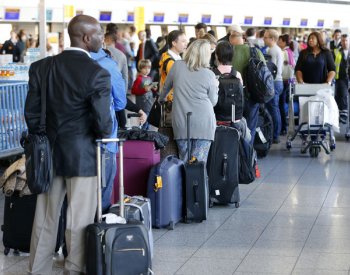 The Washington Post: Proč cestující čekají u odletové brány dřív, než je potřeba