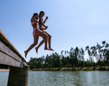 Voda v přírodních koupalištích je většinou vhodná ke koupání, platí ale i zákazy