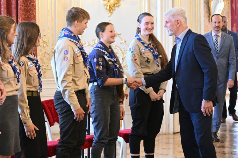 Prezident předal vlajku českým skautům, kteří pojedou na jamboree v Jižní Koreji