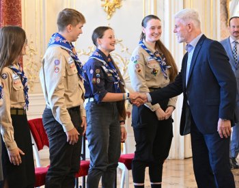 Prezident předal vlajku českým skautům, kteří pojedou na jamboree v Jižní Koreji