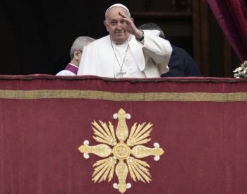 Papež ve vánočním poselství vyzval k míru na Blízkém východě