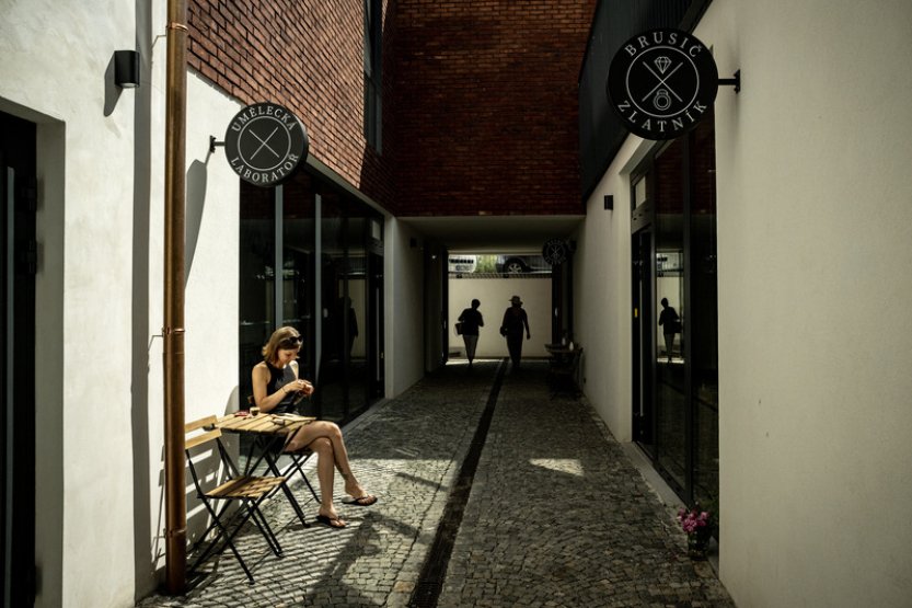 Lidé mohou v turnovské uličce řemesel sledovat, jak vznikají šperky, nože i boty