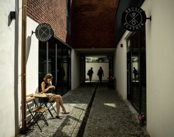 Lidé mohou v turnovské uličce řemesel sledovat, jak vznikají šperky, nože i boty