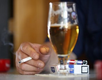 Alkoholismus nebo osamělost zvyšují riziko časné demence, tvrdí vědci