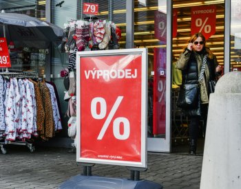 Kamenné obchody dnes zahajují povánoční výprodeje, e-shopy začaly dříve