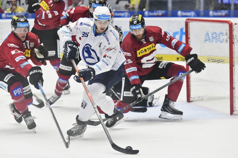 Hokejová Sparta se pokusí v Plzni opět přiblížit vedoucím Pardubicím