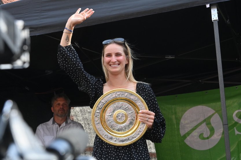 Wimbledonskou vítězku Vondroušovou přivítaly v rodném Sokolově stovky lidí