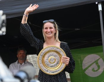 Wimbledonskou vítězku Vondroušovou přivítaly v rodném Sokolově stovky lidí