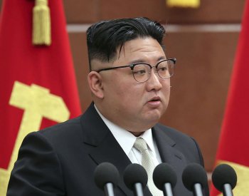 Kim nařídil armádě a zbrojnímu průmyslu urychlit válečné přípravy