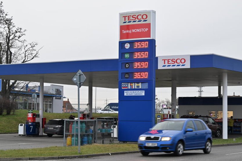 Paliva v Česku dál mírně zlevňovala, benzin se drží pod 36 korunami