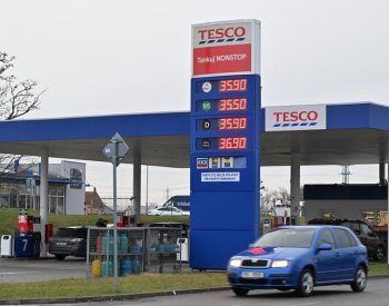 Paliva v Česku dál mírně zlevňovala, benzin se drží pod 36 korunami