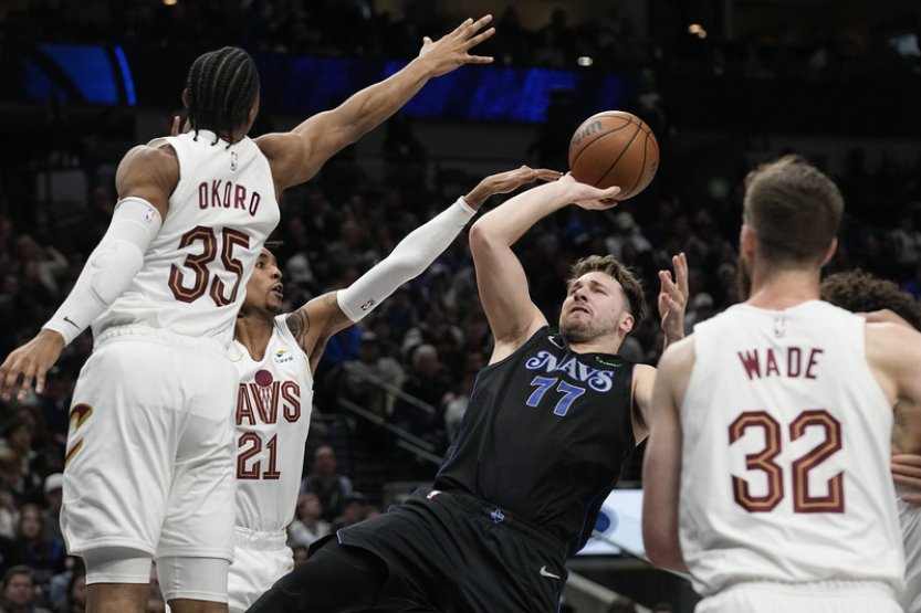 Cleveland v závěru otočil zápas NBA v Dallasu, Philadelphia uspěla i bez Embiida