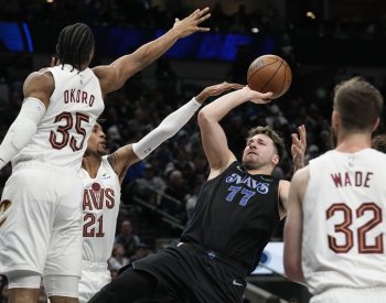 Cleveland v závěru otočil zápas NBA v Dallasu, Philadelphia uspěla i bez Embiida