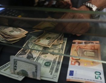 Koruna dnes mírně oslabila vůči euru i dolaru