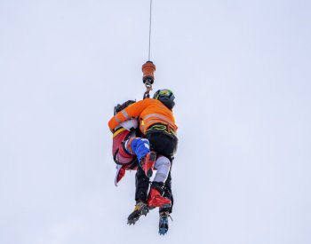 Rakouský lyžař Schwarz si v Bormiu vážně poranil koleno a má po sezoně